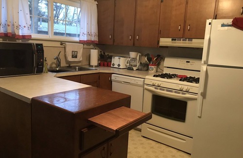 Shelby Cottage | Cozy Cottage Near Lake Michigan with Ocean View Amenities