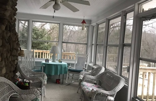 Shelby Cottage | Cozy Cottage Near Lake Michigan with Ocean View Amenities