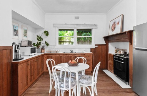 Geelong West House | Charming Cottage Escape - Pet friendly!