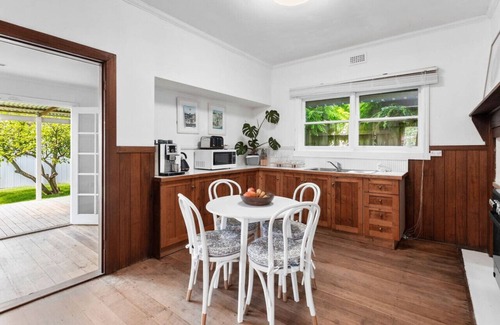 Geelong West House | Charming Cottage Escape - Pet friendly!