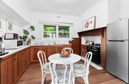 Geelong West House | Charming Cottage Escape - Pet friendly!