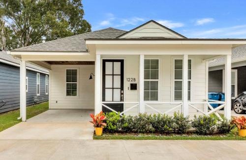 Lafayette House | Pet-Friendly Cottage with 9.4/10 Guest Rating