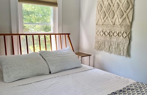 Irving House | Idyllic Cottage Retreat with Ocean View & Spa Amenities