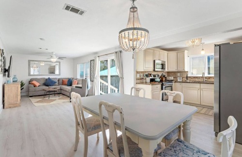 Clear Lake Shores Cottage | Charming Cottage Close to Kemah Boardwalk