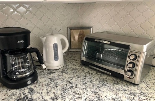 Glen Ellyn House | Cozy Cottage Near College with Family-Friendly Amenities