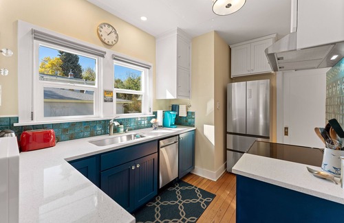 Mount Shasta Cottage | Cozy Downtown Cottage with Lake View and Breakfast Included