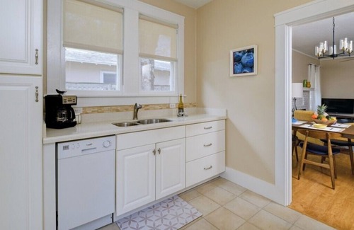 Laurel Park House | Delightful Downtown Cottage Near Siesta Key with Ocean View