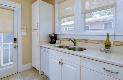 Laurel Park House | Delightful Downtown Cottage Near Siesta Key with Ocean View