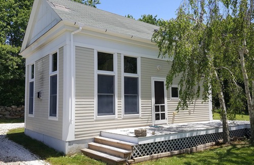South Dartmouth House | Idyllic Cottage Retreat with Ocean Views and Pool Access