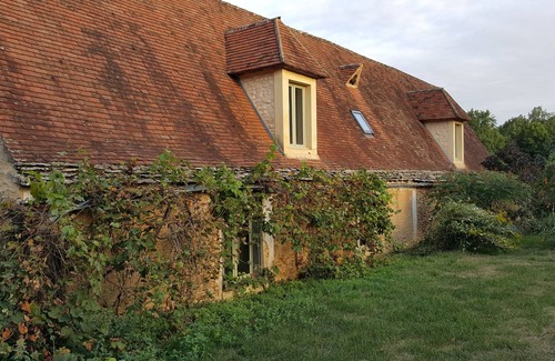 Saint-Genies House | Cozy Cottage Retreat with Pool & Breakfast in Saffron