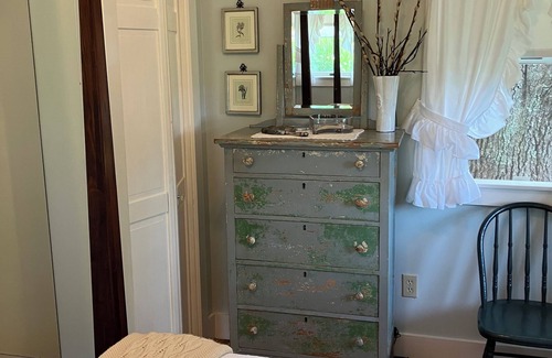 Chilmark Cottage | Cozy Cottage Retreat in Scenic Chilmark by Menemsha Harbor