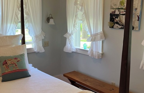 Chilmark Cottage | Cozy Cottage Retreat in Scenic Chilmark by Menemsha Harbor