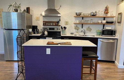 Bryn Mawr-Skyway Cottage | Charming cottage in scenic Seattle with AC, WiFi, and all the comforts of home.