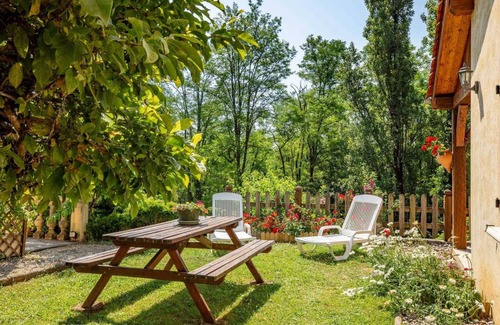 Tursac Cottage | Cozy Gite Tursac: Ideal for Couples with Kitchen & Spa