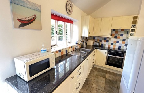 Dittisham Cottage | Inviting Cottage with Private Garden and Pet-Friendly Amenities