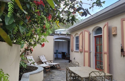 Estate Susannaberg Cottage | Beautiful Cottage Near North Shore Beaches with Spa & Hot Tub