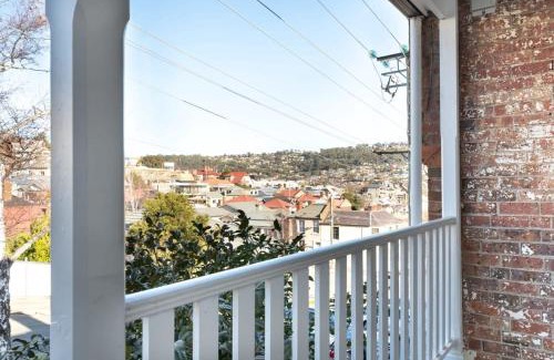 Launceston CBD House | Cozy Cottage in Prime Location with Family & Pet-Friendly Perks