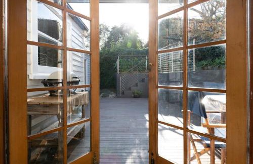 Launceston CBD House | Cozy Cottage in Prime Location with Family & Pet-Friendly Perks