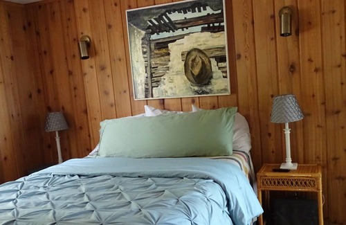 Brutus House | Charming Cottage on Beautiful Burt Lake