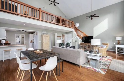 Houston Cottage | Beautiful Cottage on Smith Lake with Private Dock & Pool
