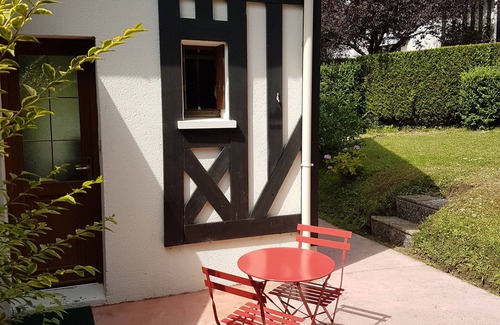 La Vallee Cottage | Stunning Houlgate Cottage with Breakfast and Family Amenities