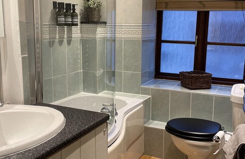 Bicester Cottage | Cozy Cottage Retreat with Kitchen in Bicester Center