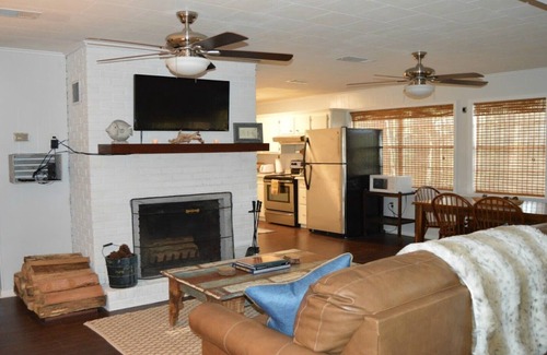 Negreet House | Idyllic Cottage with Lake Views and Breakfast Included