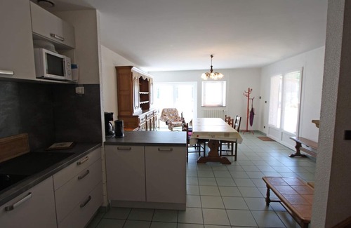Isches Cottage | Gite Isches: Comfortable Retreat with Spa and Breakfast