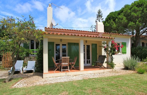 Mafra House | Idyllic Cottage with Garden Near Sea & Ericeira - 10/10 Rating