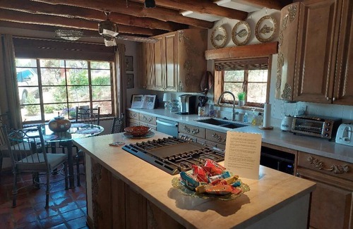 Payson Cottage | Scenic Cottage with Breathtaking Views & Breakfast Included