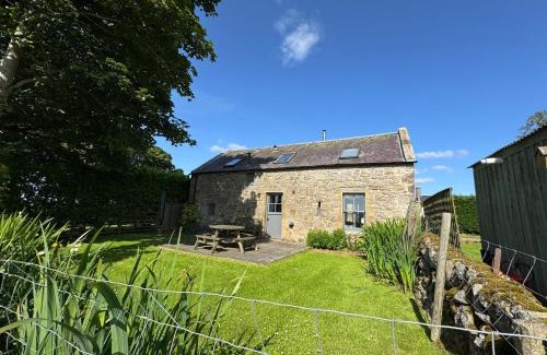 West Calder House | Scenic Cottage with Loch & Hill Views near Edinburgh