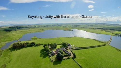 West Calder House | Scenic Cottage with Loch & Hill Views near Edinburgh