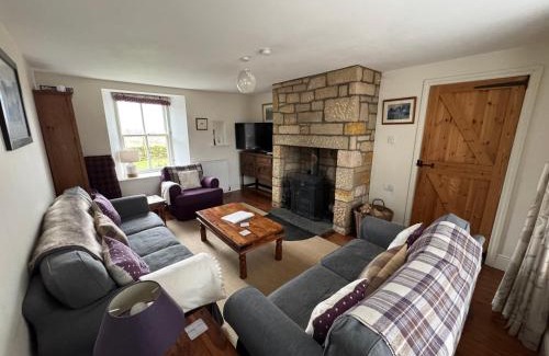 West Calder House | Scenic Cottage with Loch & Hill Views near Edinburgh