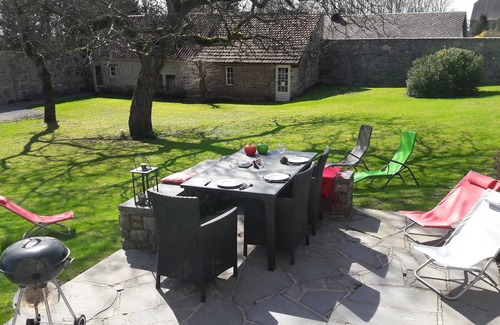 Les Rivages Cottage | Cozy Cottage Retreat with Garden & Pool in Dinant