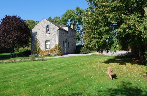 Les Rivages Cottage | Cozy Cottage Retreat with Garden & Pool in Dinant
