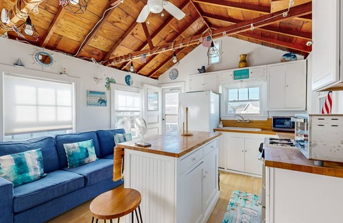 Dennis Port Cottage | Cozy Cottage with Private Beach & Full Kitchen Retreat