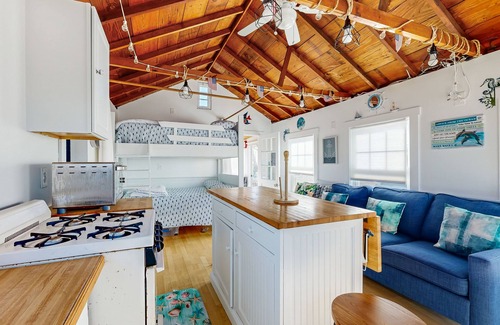 Dennis Port Cottage | Cozy Cottage with Private Beach & Full Kitchen Retreat