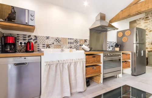 Chateau-Thebaud Cottage | Elegant Gite Château-Thébaud with Private Pool and Spa