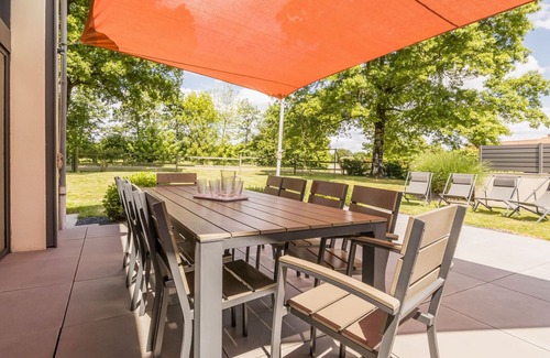 Chateau-Thebaud Cottage | Elegant Gite Château-Thébaud with Private Pool and Spa
