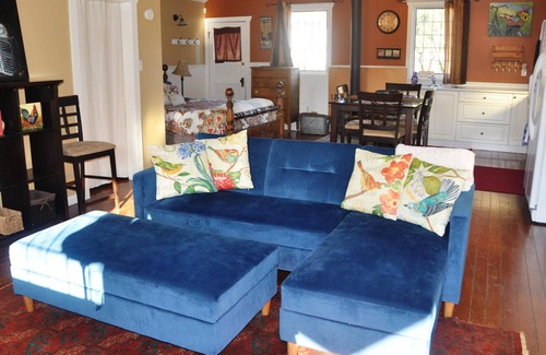 Yellow Point Cottage | Charming Country Cottage Getaway in Yellowpoint - 15 Min to Nanaimo
