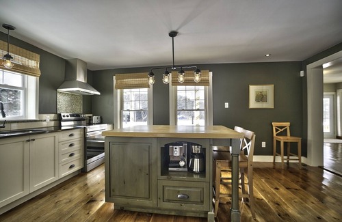 Ayers Cliff Ski Chalet | Exceptional Country House in Ayer's Cliff with Pool & Breakfast
