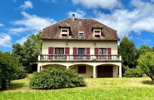 Bannes House | Idyllic Country House with Pool for Perfect Getaways