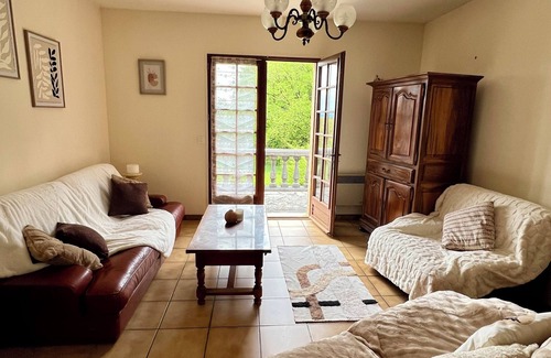 Bannes House | Idyllic Country House with Pool for Perfect Getaways