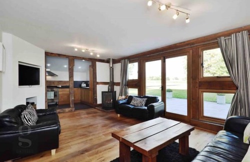 Hereford House | Idyllic Countryside Barn Conversion for Family Getaways