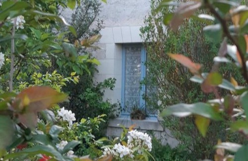 Luzille Cottage | Cozy Gite Luzillé: Family-Friendly Retreat with Spa & Breakfast