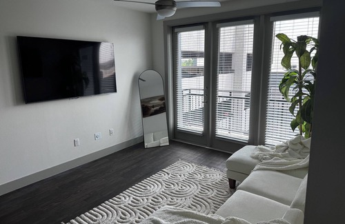 Addison Apartment | Charming, Cozy 2-bedroom with luxury gym, WiFi, & Pool in Addison