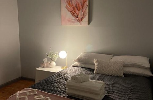 Blacktown House | Cozy 2BR Cottage with Breakfast & High Guest Rating