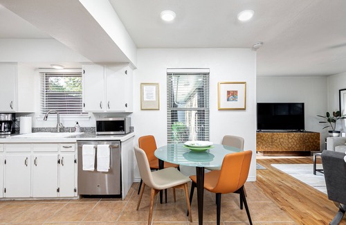Northeast Dallas House | Guest Rated 10/10 Cozy Duplex with Spa and Breakfast