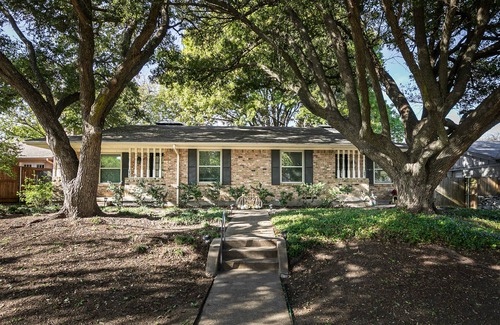 Northeast Dallas House | Guest Rated 10/10 Cozy Duplex with Spa and Breakfast