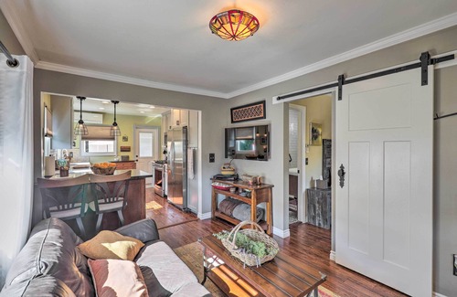 Fullerton House | Delightful Craftsman Cottage with Garden & Hot Tub, Rated 10/10